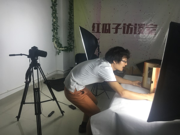 在下著流星雨的太陽海岸和最愛的人拍攝MV 在下著流星雨的太陽海岸和最愛的人拍攝MV